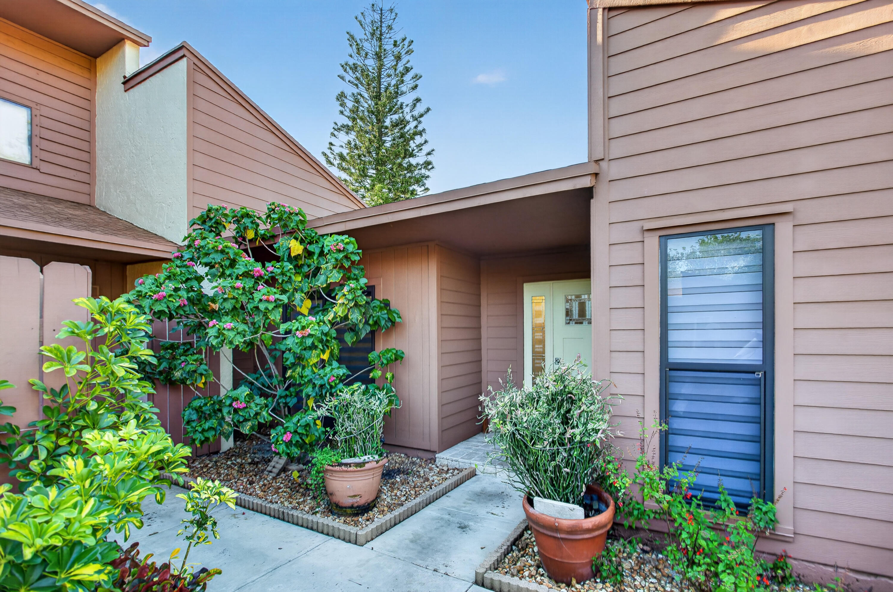 BANYAN LAKES - Residential