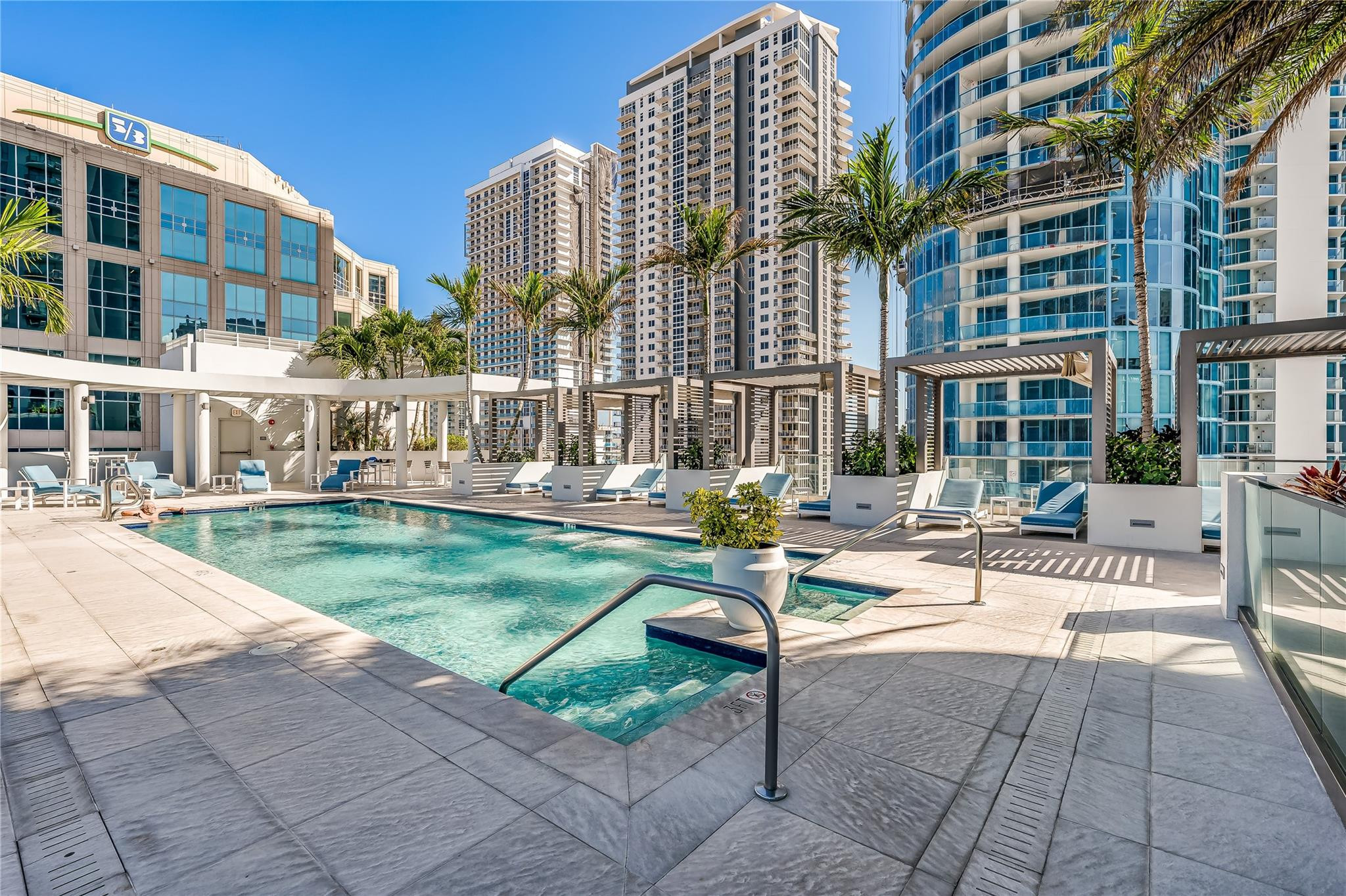 100 Las Olas - Residential