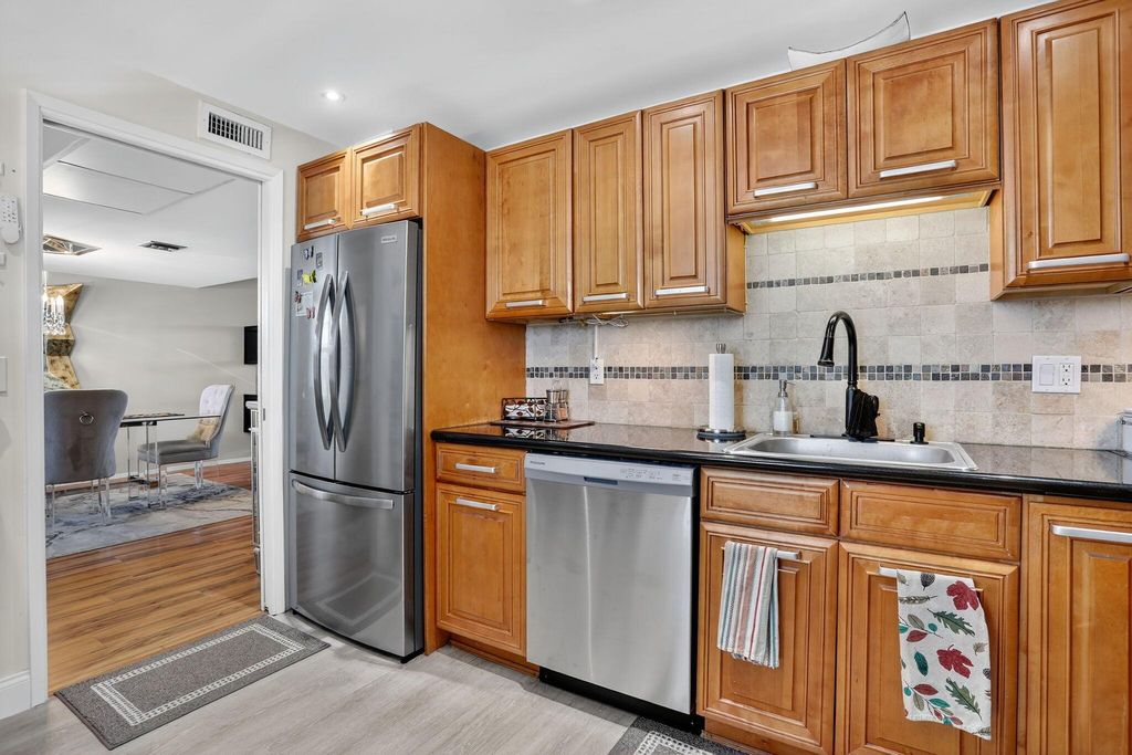 Photo of 3960 Oaks Clubhouse Drive #504, Pompano Beach, FL 33069 (MLS # R11151139)