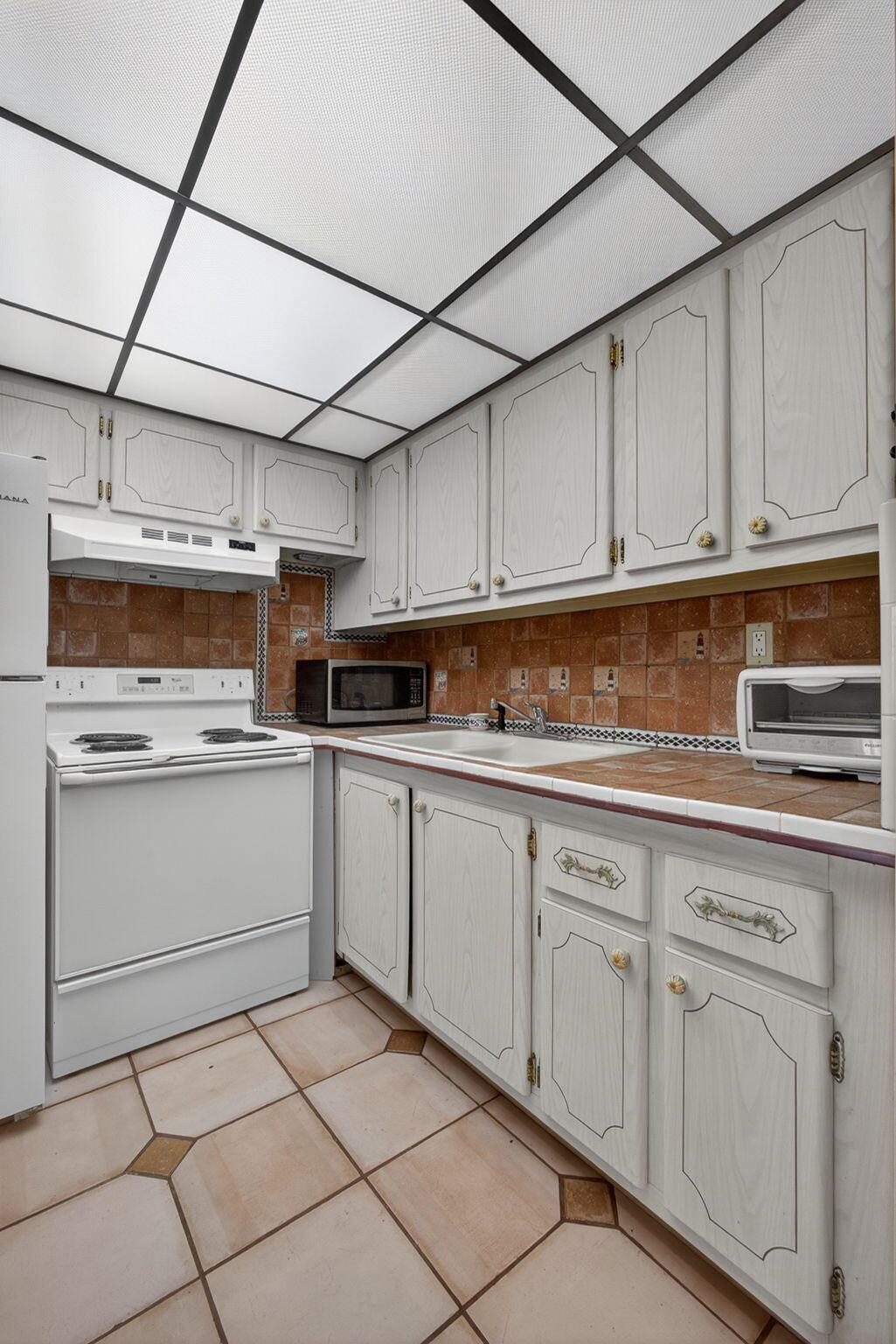 SHEFFIELD CONDOS A TO Q - Residential Lease