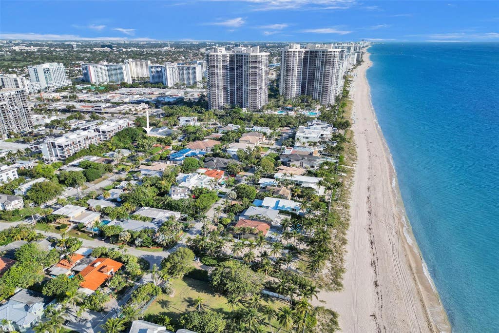 Photo of 3043 Center Avenue, Fort Lauderdale, FL 33308 (MLS # B26044199)