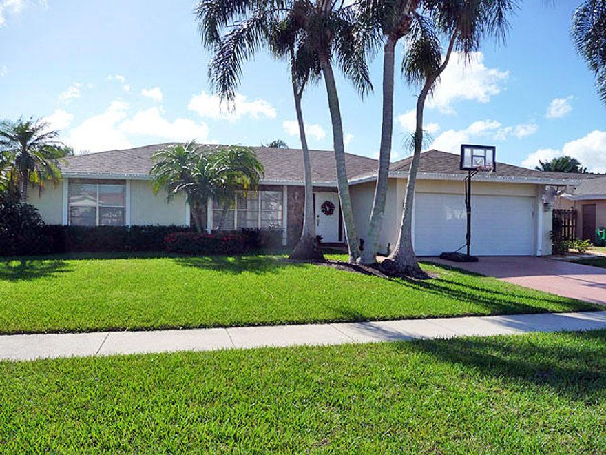 WOW! MOVE IN CONDITION UPDATED LARGE 3 BEDROOM POOL HOME IN GREAT LOCATION. HUGE EAT IN KITCHEN OPEN TO LARGE FAMILY ROOM.  BIG PORCH OVERLOOKING POOL. FENCED YARD. CLEAN AND NEAT. NEW A/C AND APPLIANCES EXCEPT REFR.  NEWER ROOF. NICELY LANDSCAPED.  TRULY A GREAT HOME.  PRICED TO SELL.