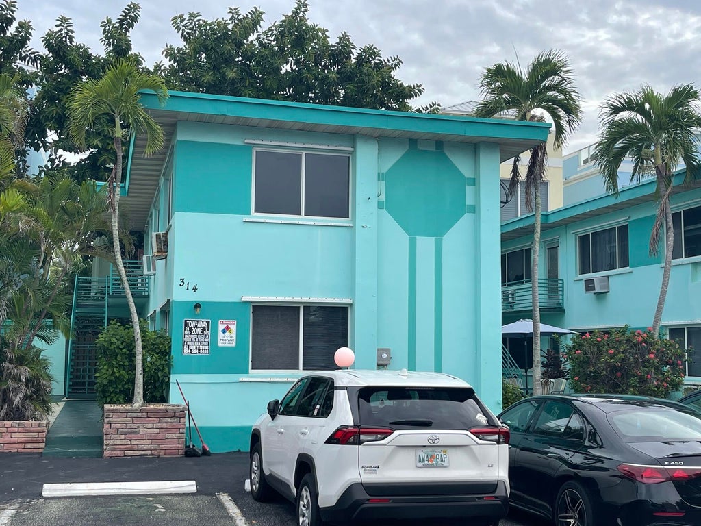 Photo of 314 Elm Street #3, Hollywood, FL 33019 (MLS # B26080377)