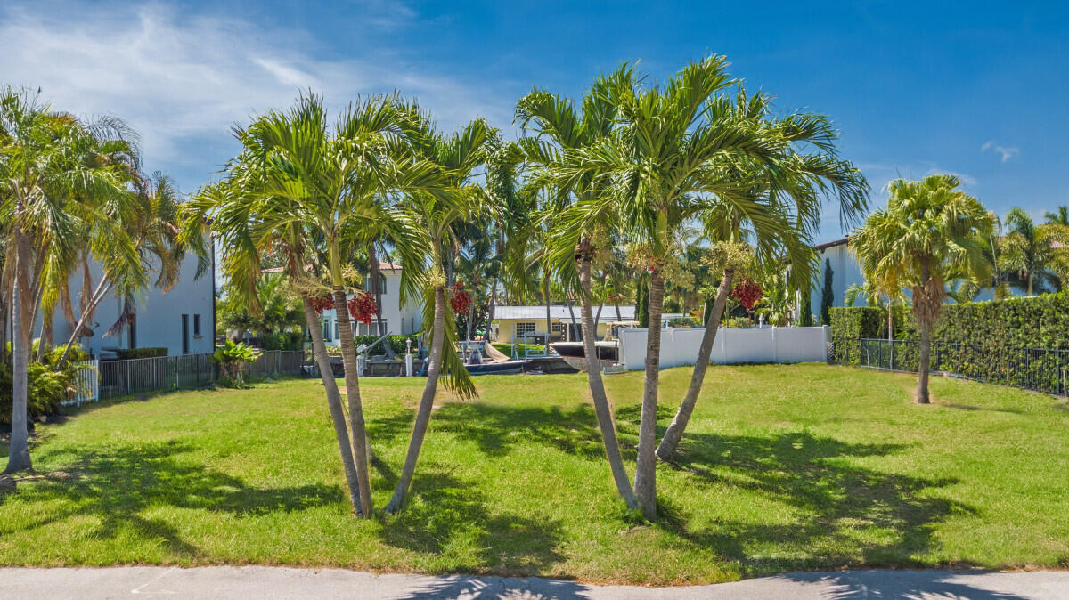 808 NE Bay Cove Street