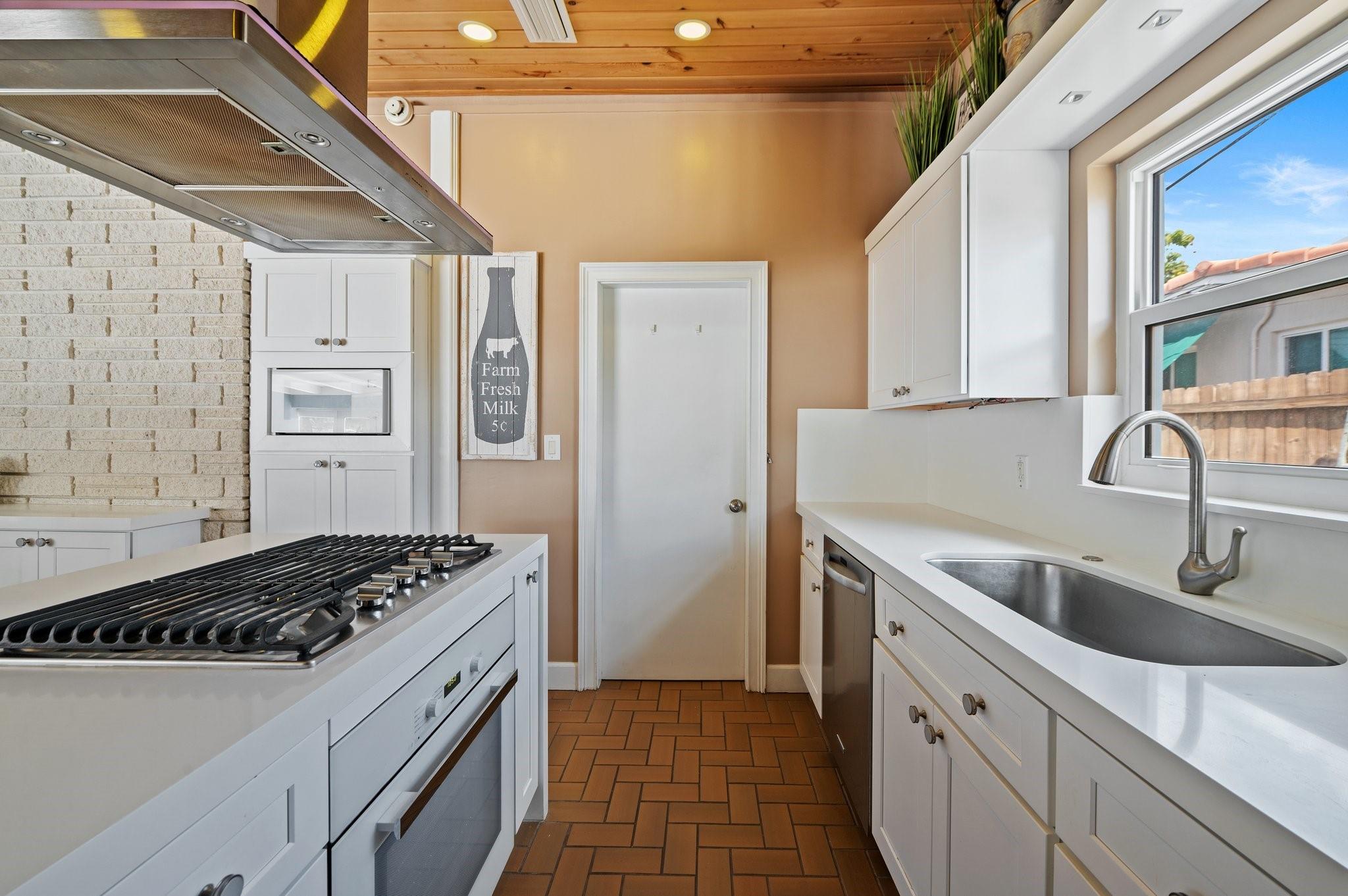 2436 Gulfstream Ln