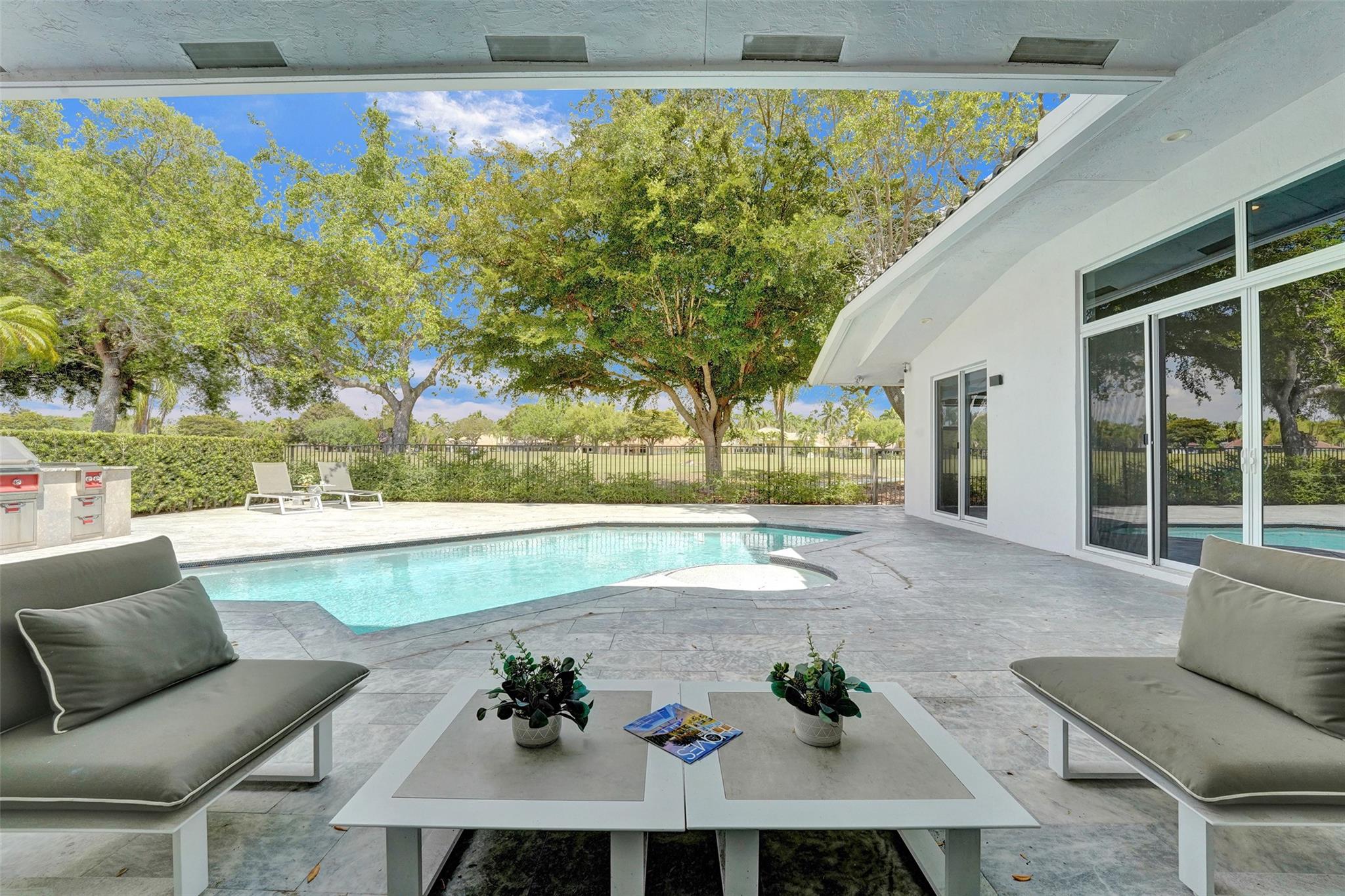 2525 Montclaire Cir