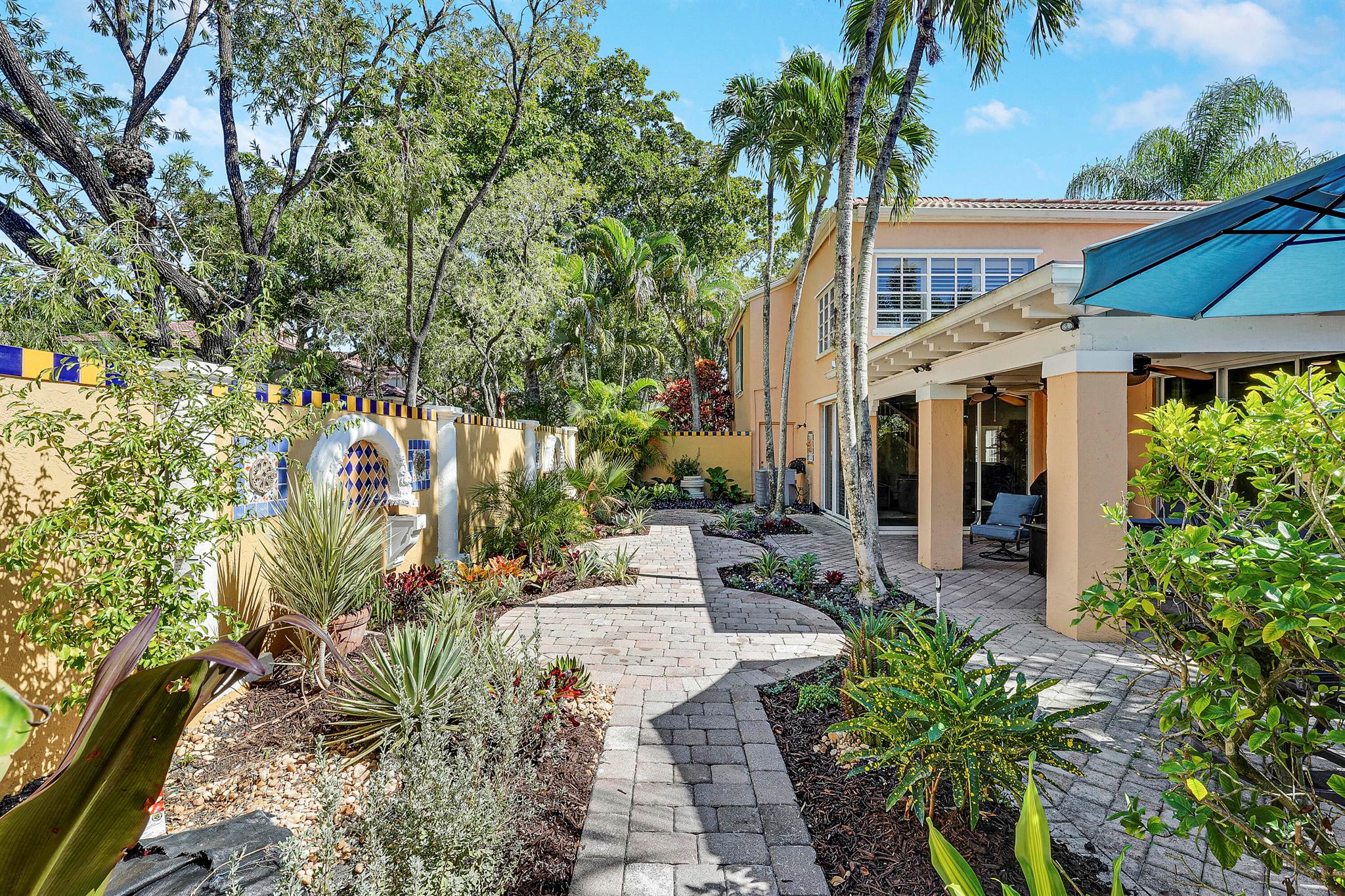 VILLA D ESTE - Residential Lease