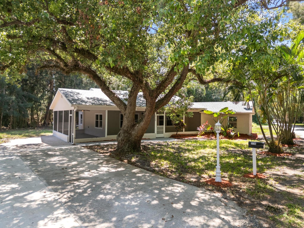 Photo of 2735 6th Street, Vero Beach, FL 32968 (MLS # R11111278)
