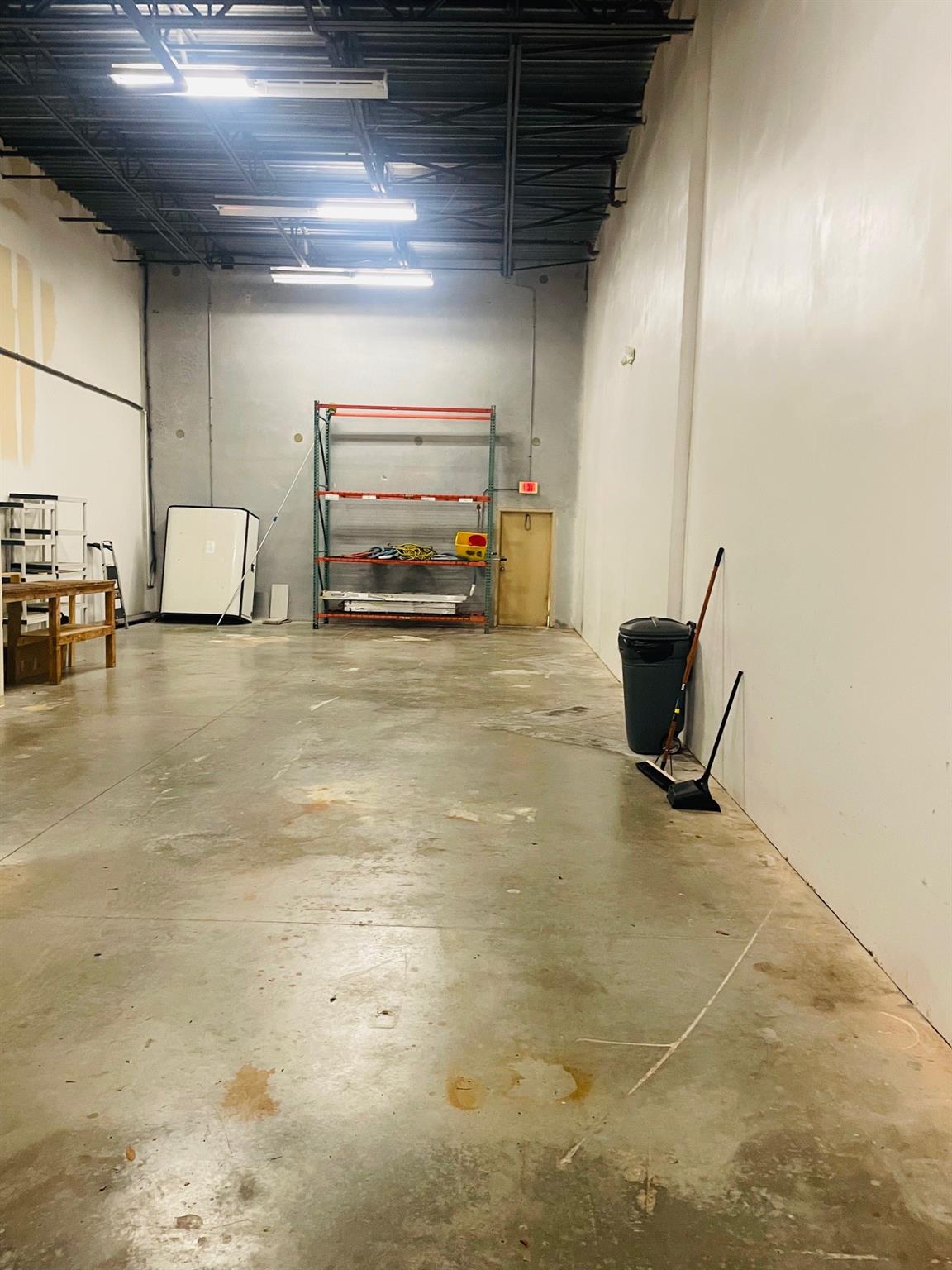 Just reduced and Ready to be Rented. Weston Office Warehouse with a Total Area of 1534 sq. feet. 20 Foot Ceilings in the Warehouse with a Comfortable New Air Conditioned Office Space. Kitchenette and Bathroom Inside the Unit. Property Is Clean and Located in a Safe Complex. Amazing Location off of I-75 Expressway with Easy Access to I-595 and the Sawgrass Expressway 869.