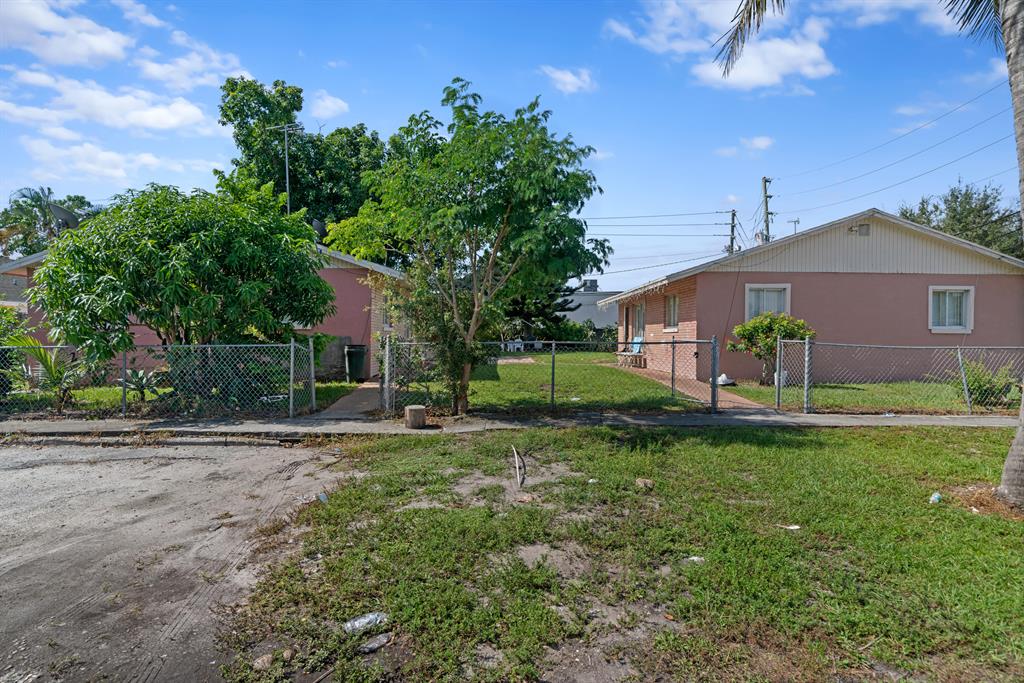 Triplex with an extra 1bedroom/1bath in back. large yard, very spacious with 6 parking space.
