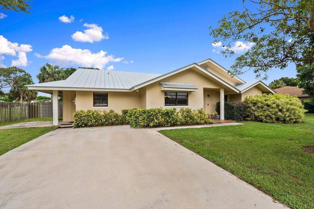 Photo of 605 Ribaut Road, Fort Pierce, FL 34947 (MLS # R11097305)