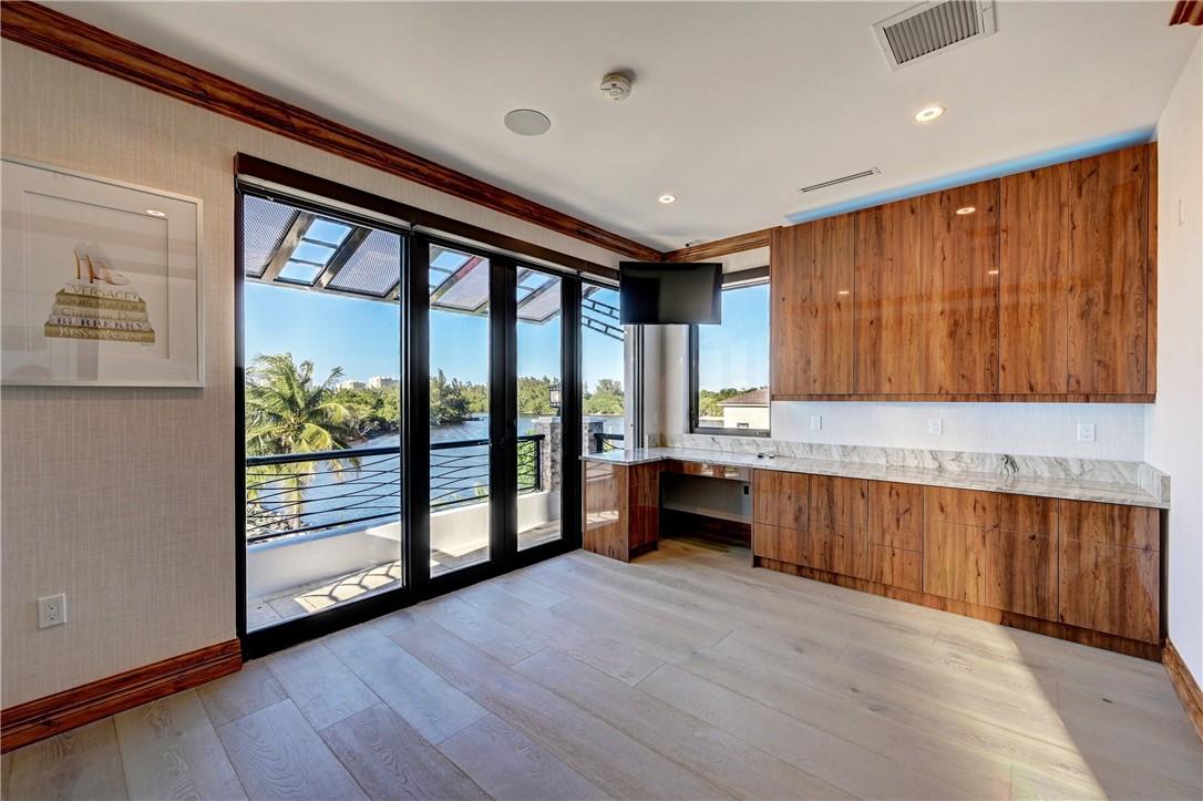 BLUE INLET LT 9 BLK 5 - Residential