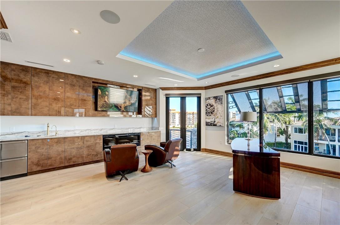 BLUE INLET LT 9 BLK 5 - Residential