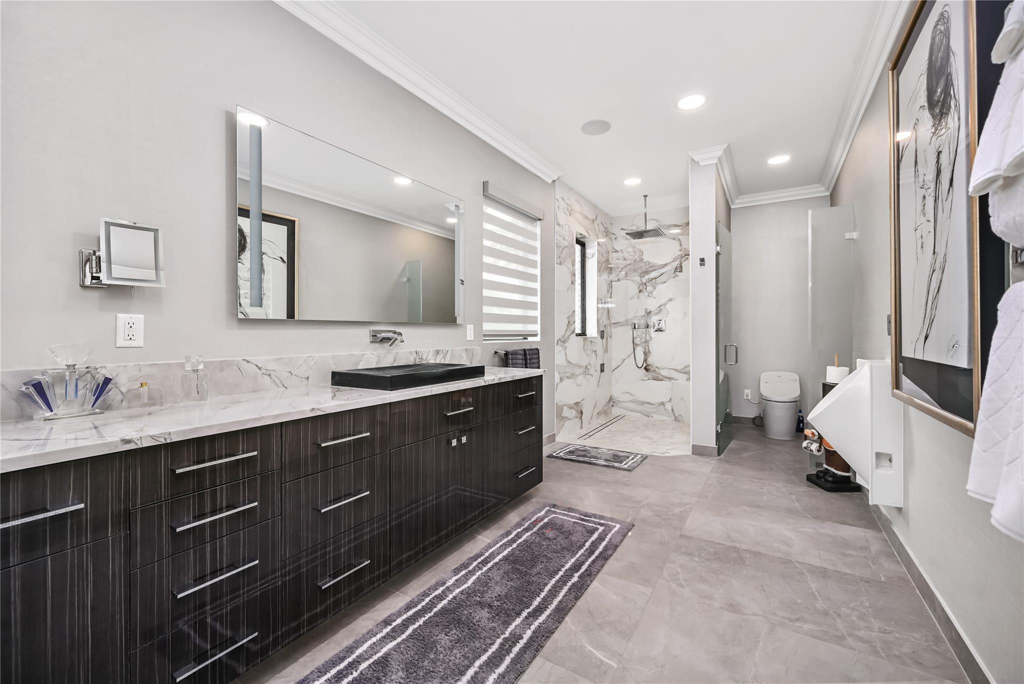 BLUE INLET LT 9 BLK 5 - Residential