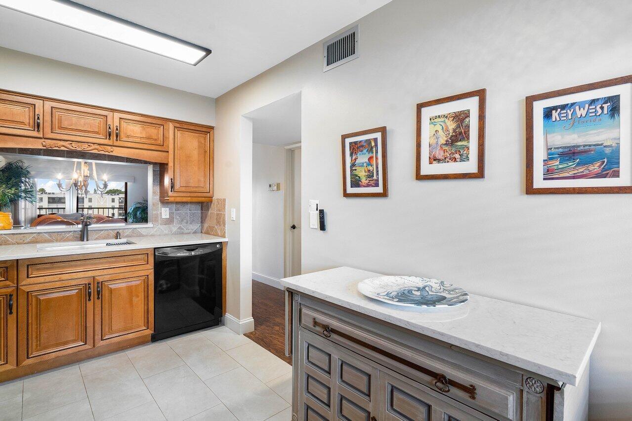 HUNTINGTON LAKES SEC FOUR CONDOS - Residential Lease