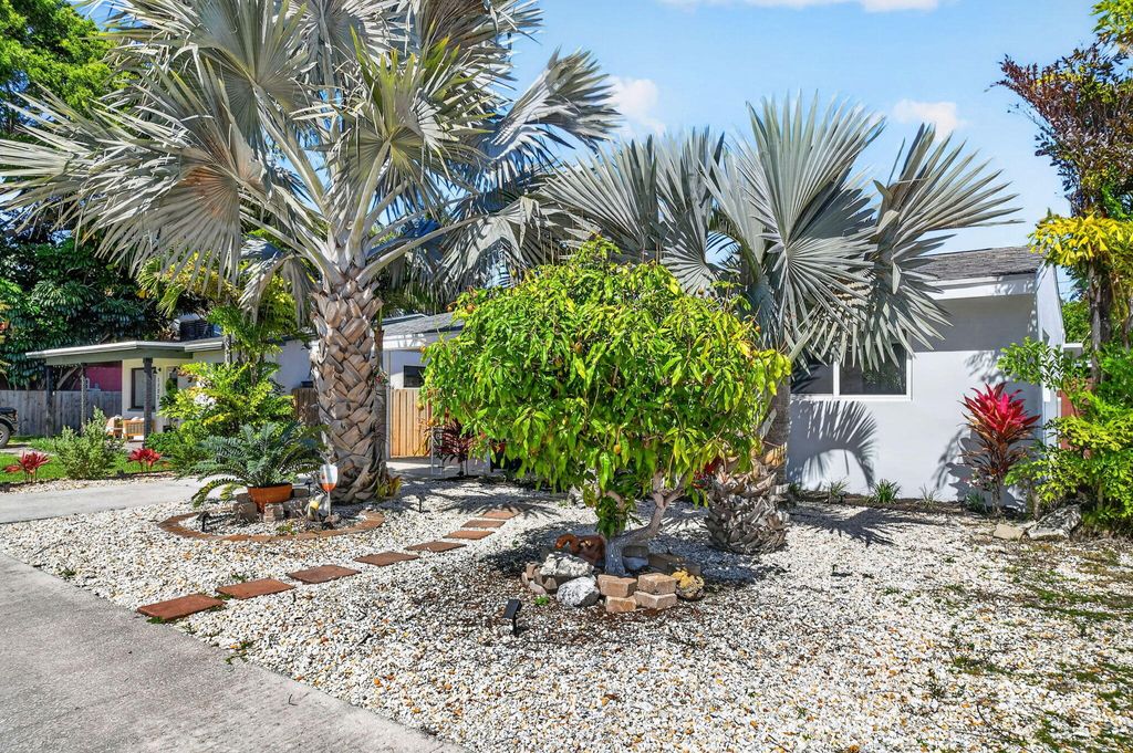 Photo of 1720 N L Street, Lake Worth Beach, FL 33460 (MLS # B26017828)