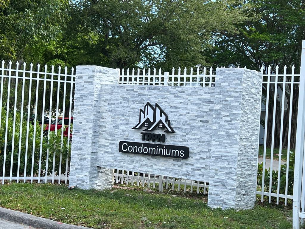 TOWN PARK PLAZA NORTH CON - Residential