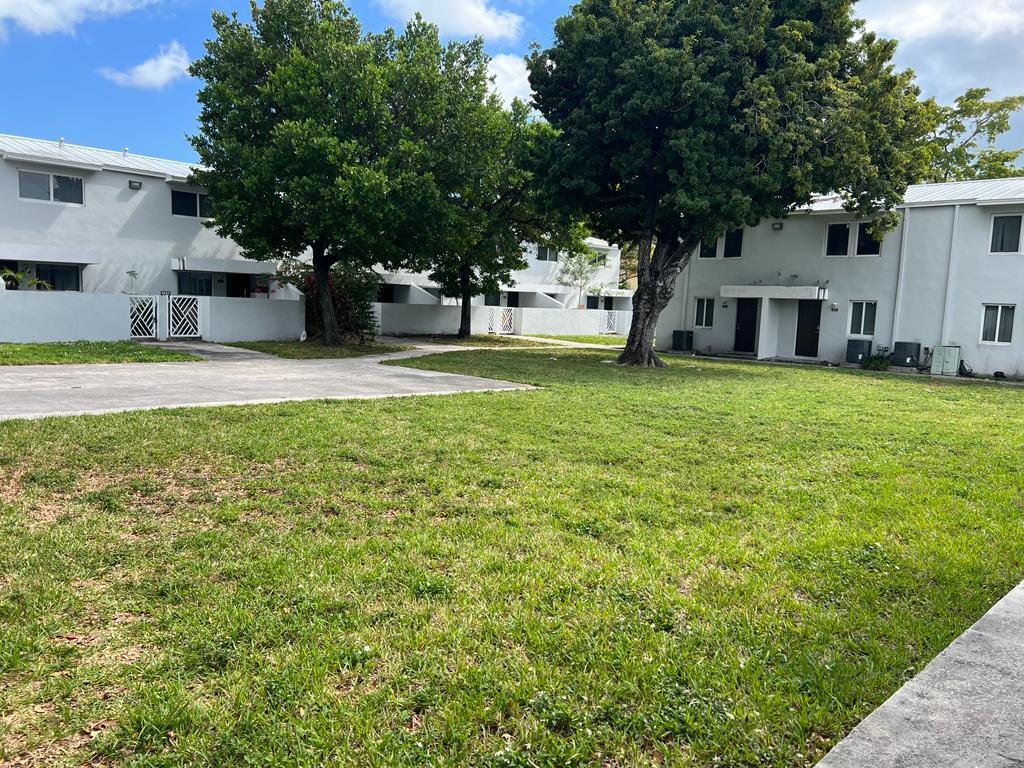 TOWN PARK PLAZA NORTH CON - Residential