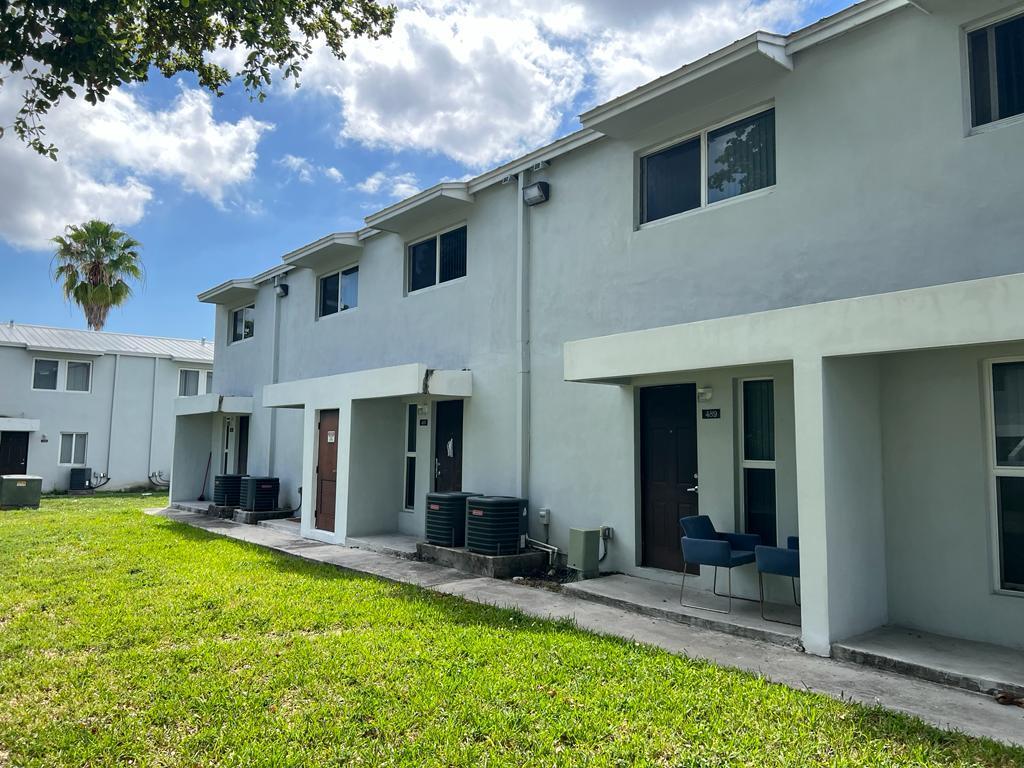 TOWN PARK PLAZA NORTH CON - Residential