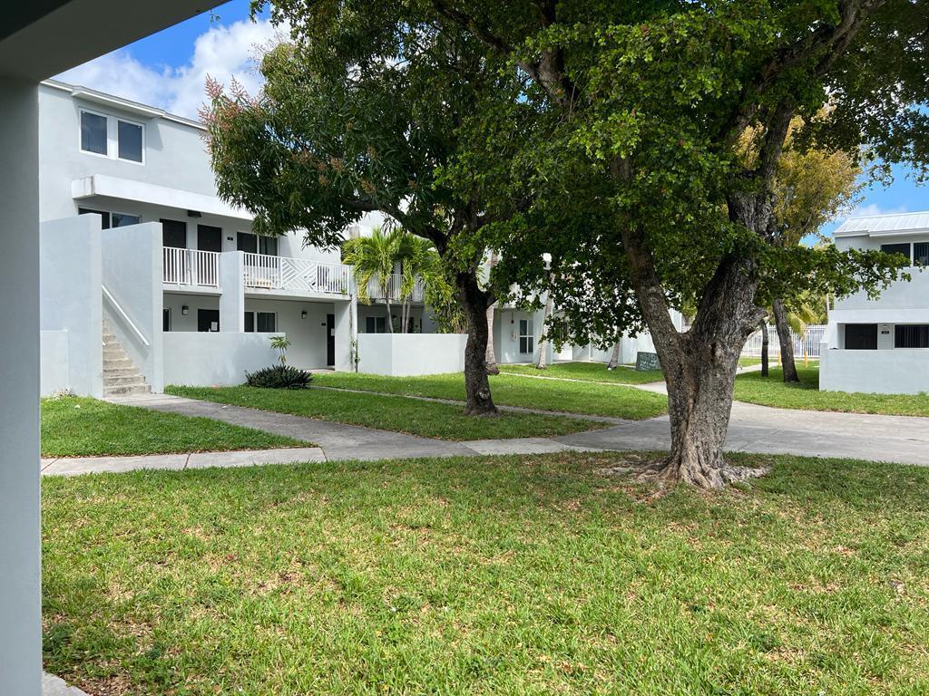 TOWN PARK PLAZA NORTH CON - Residential