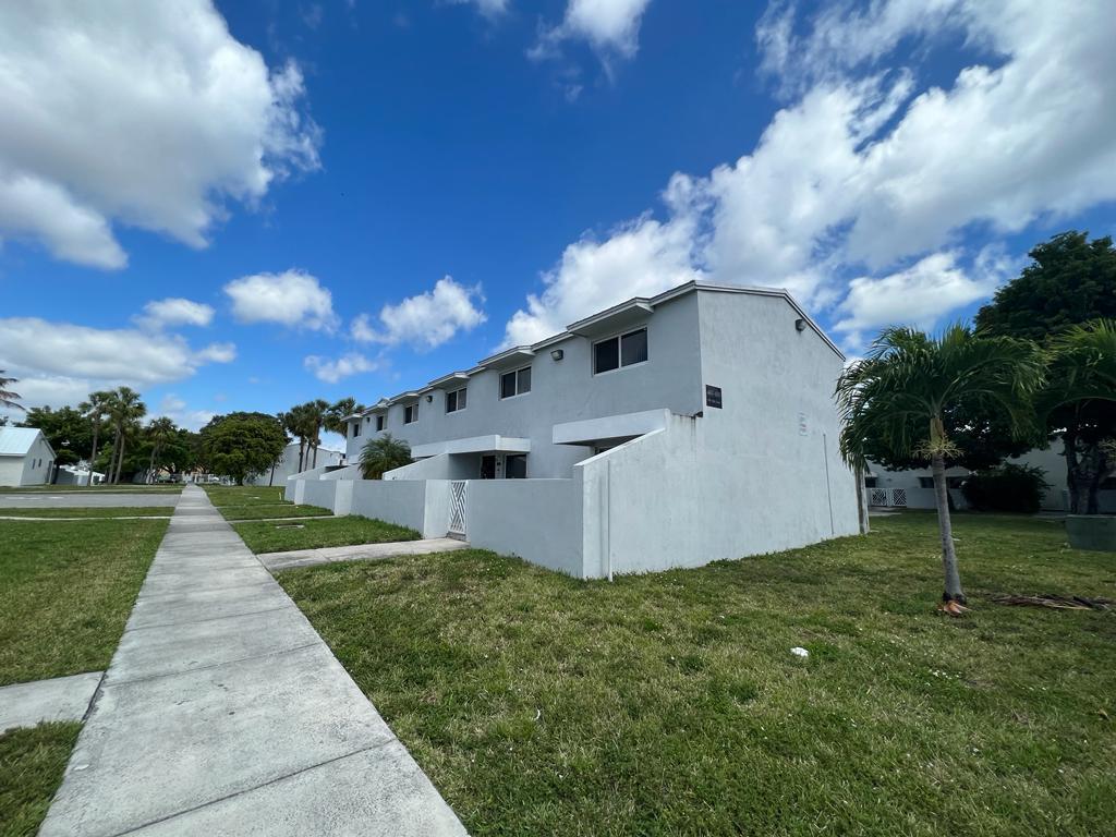 TOWN PARK PLAZA NORTH CON - Residential