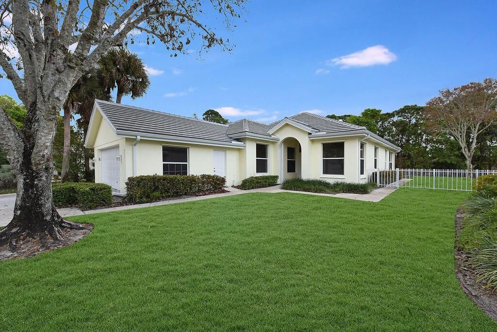 Photo of 7581 SE Autumn Lane, Hobe Sound, FL 33455 (MLS # R10775901)