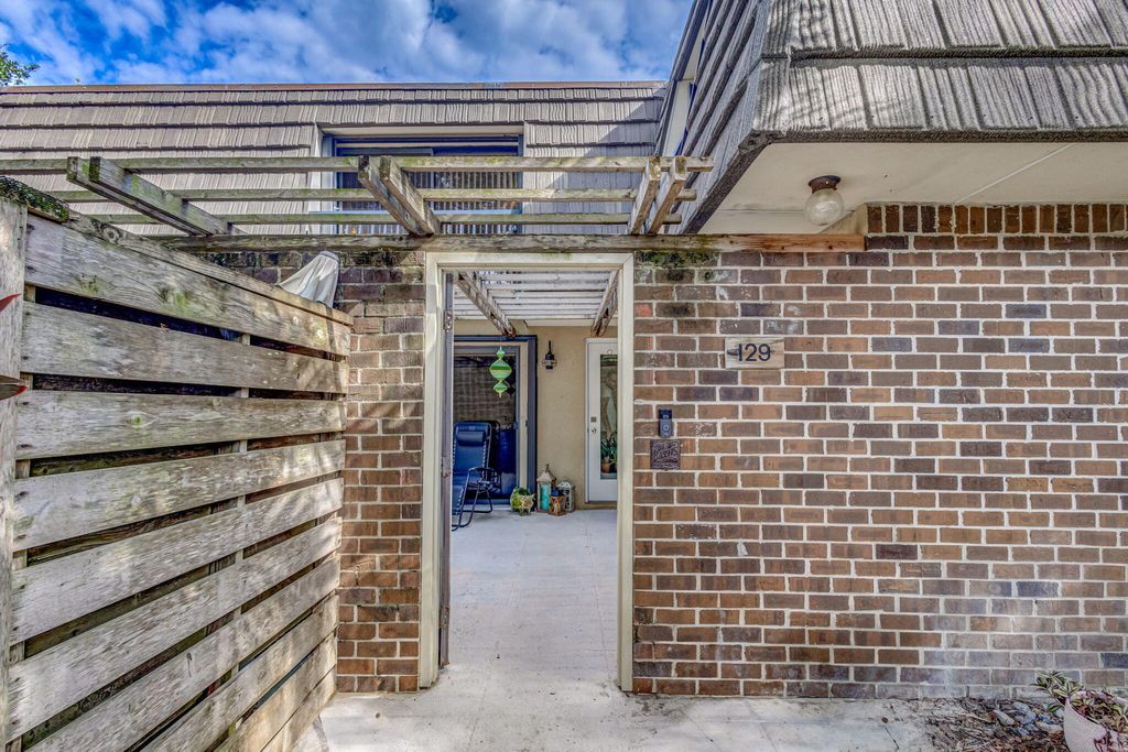 Photo of 129 1st Terrace, Palm Beach Gardens, FL 33418 (MLS # R11013916)