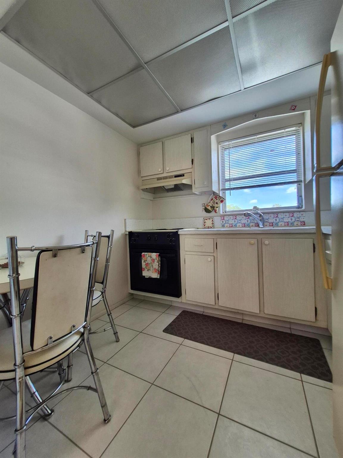 CRESTHAVEN VILLAS CONDO 25 - Residential