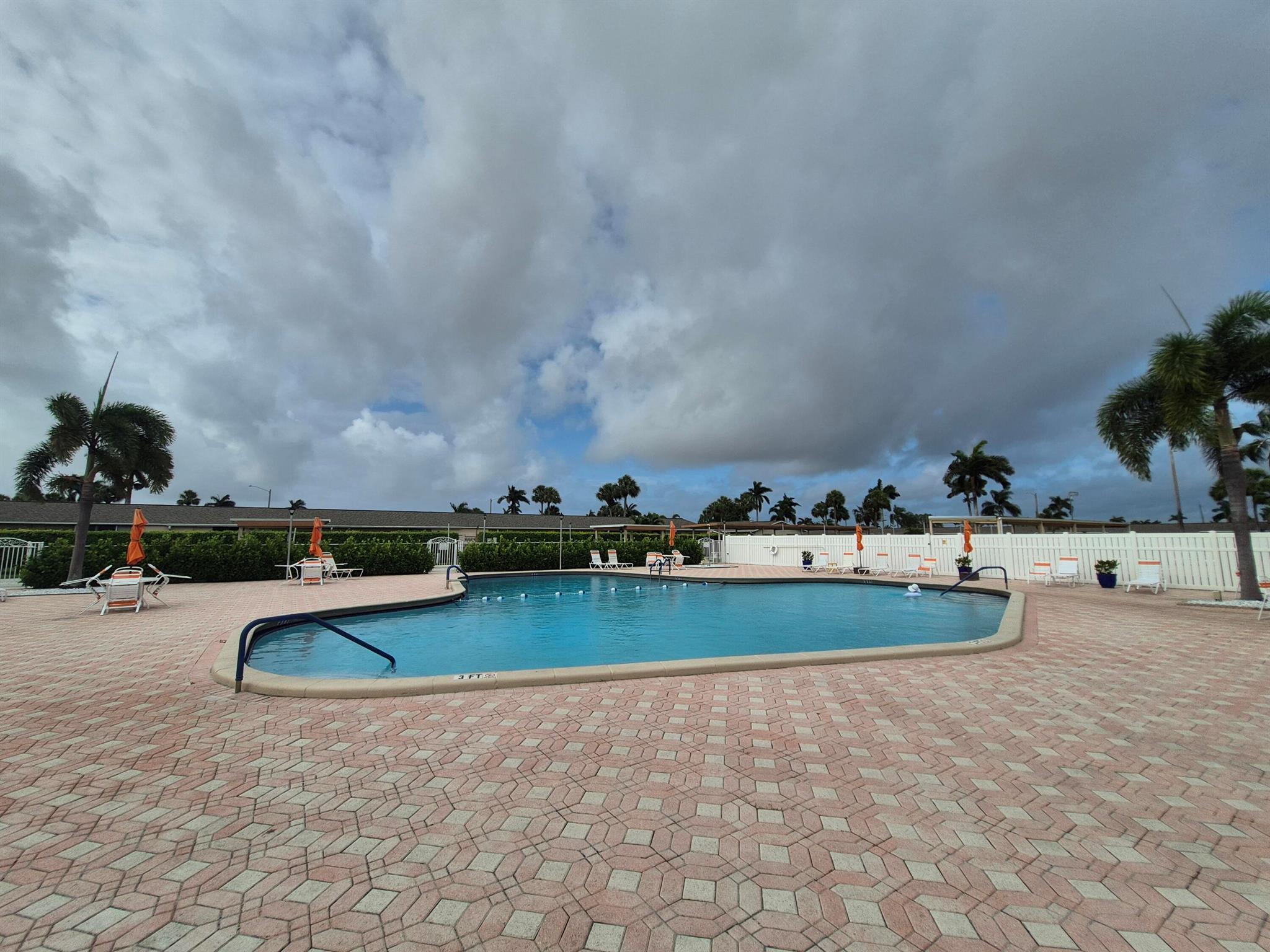 CRESTHAVEN VILLAS CONDO 25 - Residential