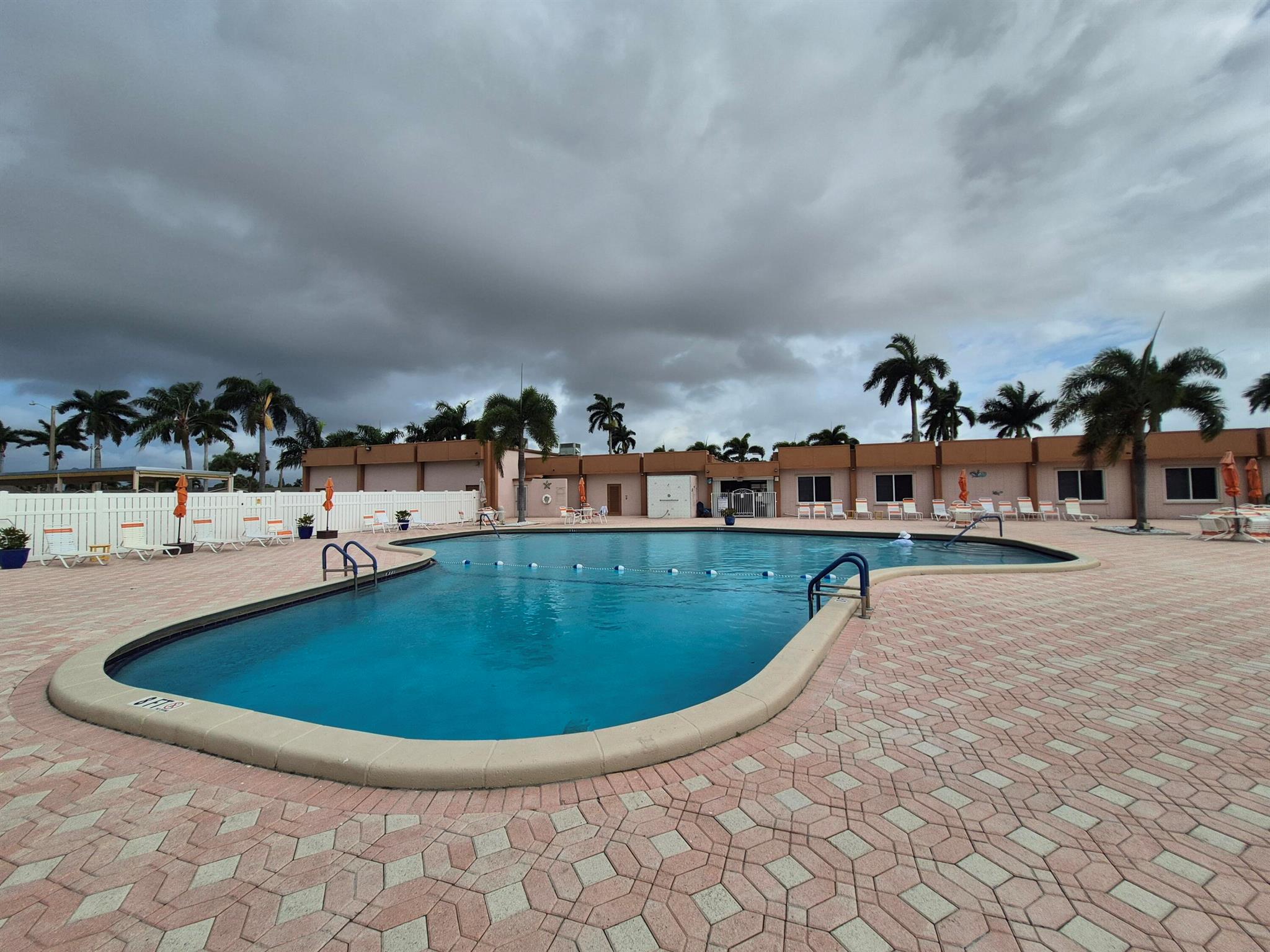 CRESTHAVEN VILLAS CONDO 25 - Residential