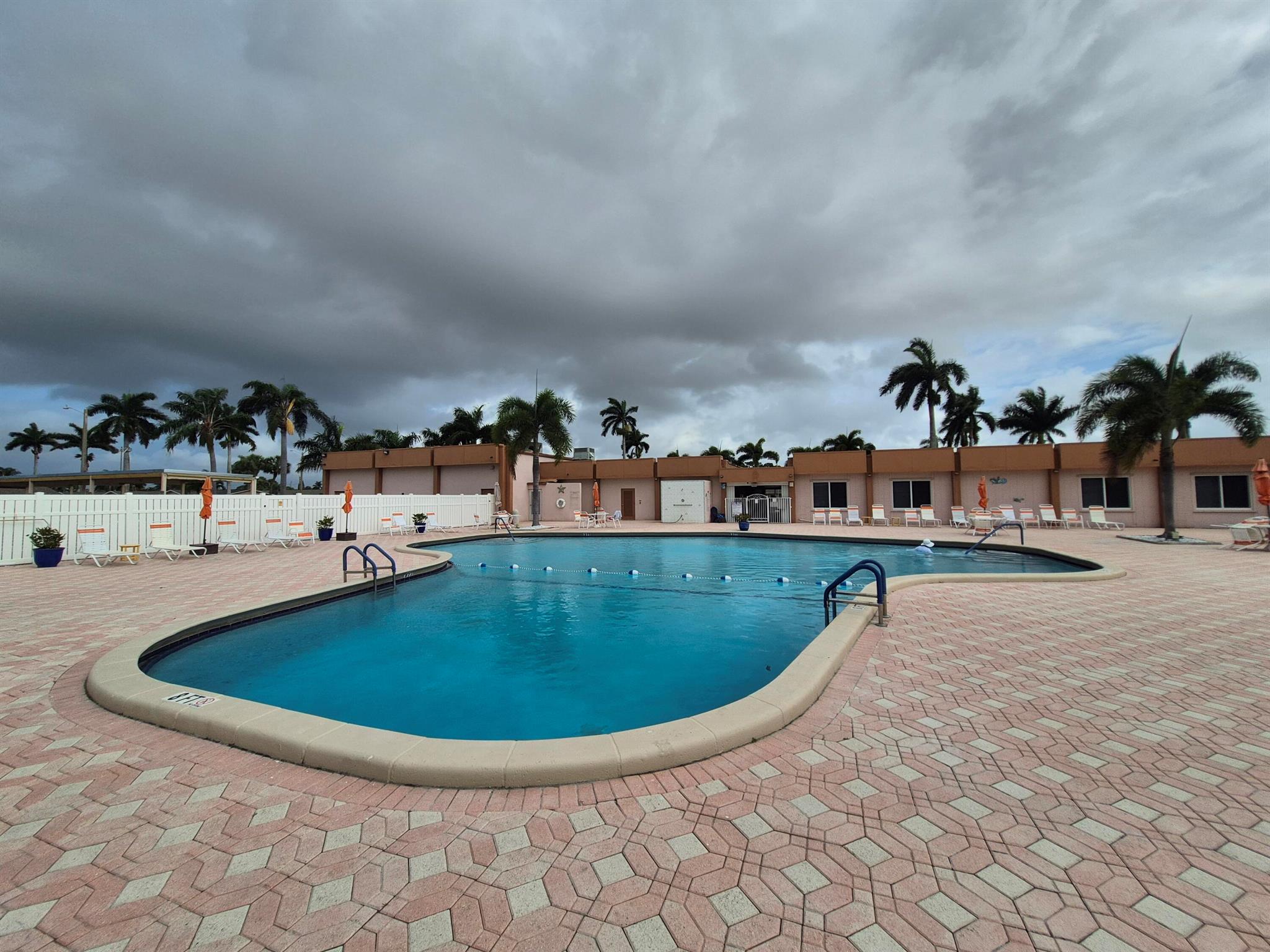 CRESTHAVEN VILLAS CONDO 25 - Residential