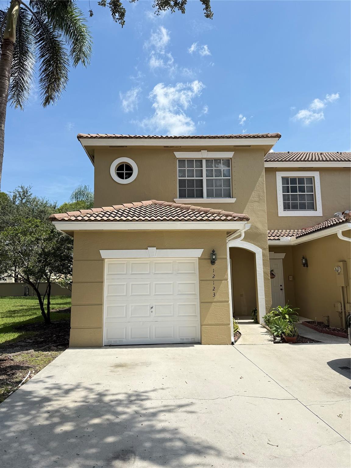 RARELY AVAILABLE end unit in the sort after gated community of PELICAN POINTE. This 3 bedroom 2 1/2 bath unit has stainless steel appliances, tile and laminate flooring throughout, full size washer and dryer, Freshly painted, private screened in patio with tile floors, master bedroom has 2 walk-in closets, 1 car garage with additional space to fit 2 cars in the driveway, community pool, tennis courts, fitness center, close to mall and shopping of any kind. 1 dog under 25lbs allowed, minimum 600 credit score. 2 week association process.