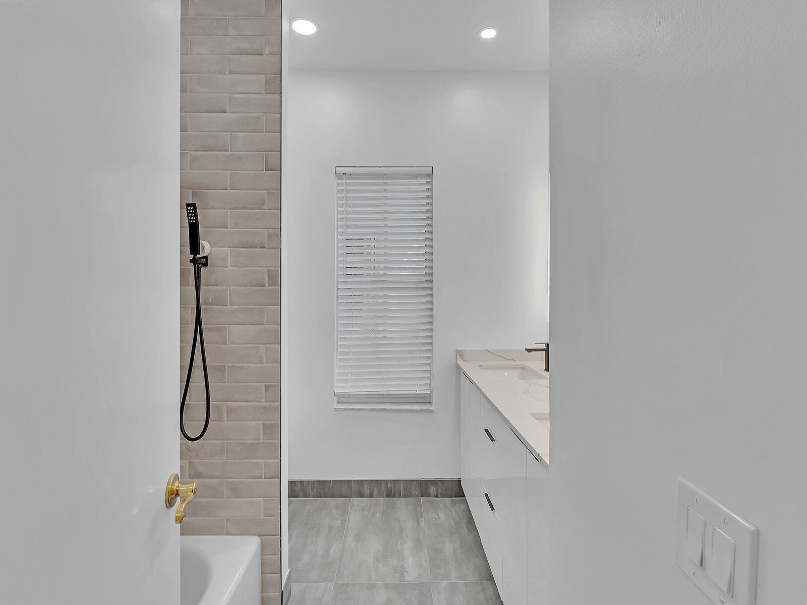 EMBASSY LAKES - Residential Lease