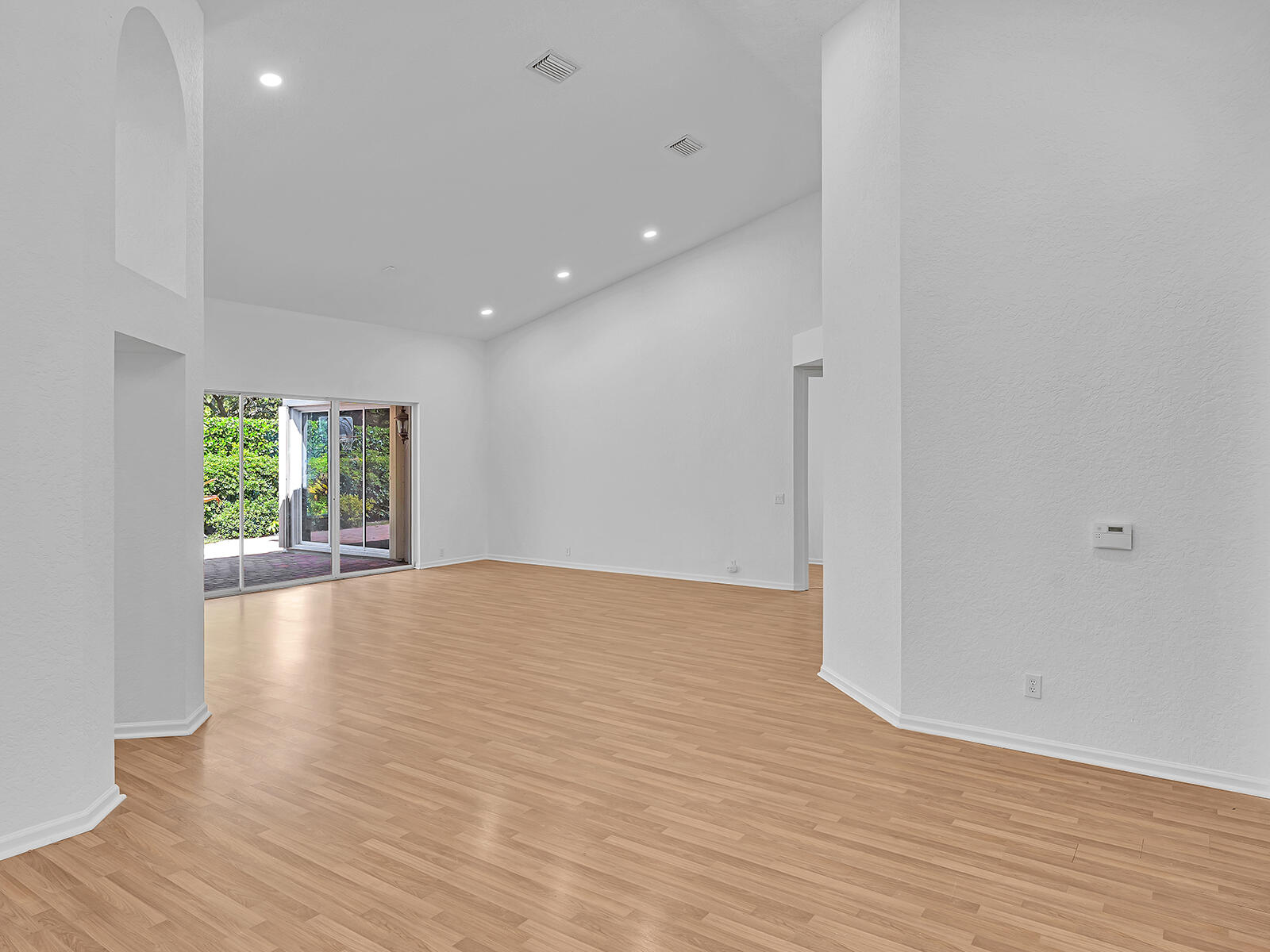 EMBASSY LAKES - Residential Lease