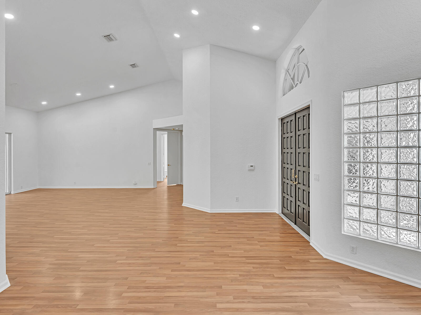EMBASSY LAKES - Residential Lease