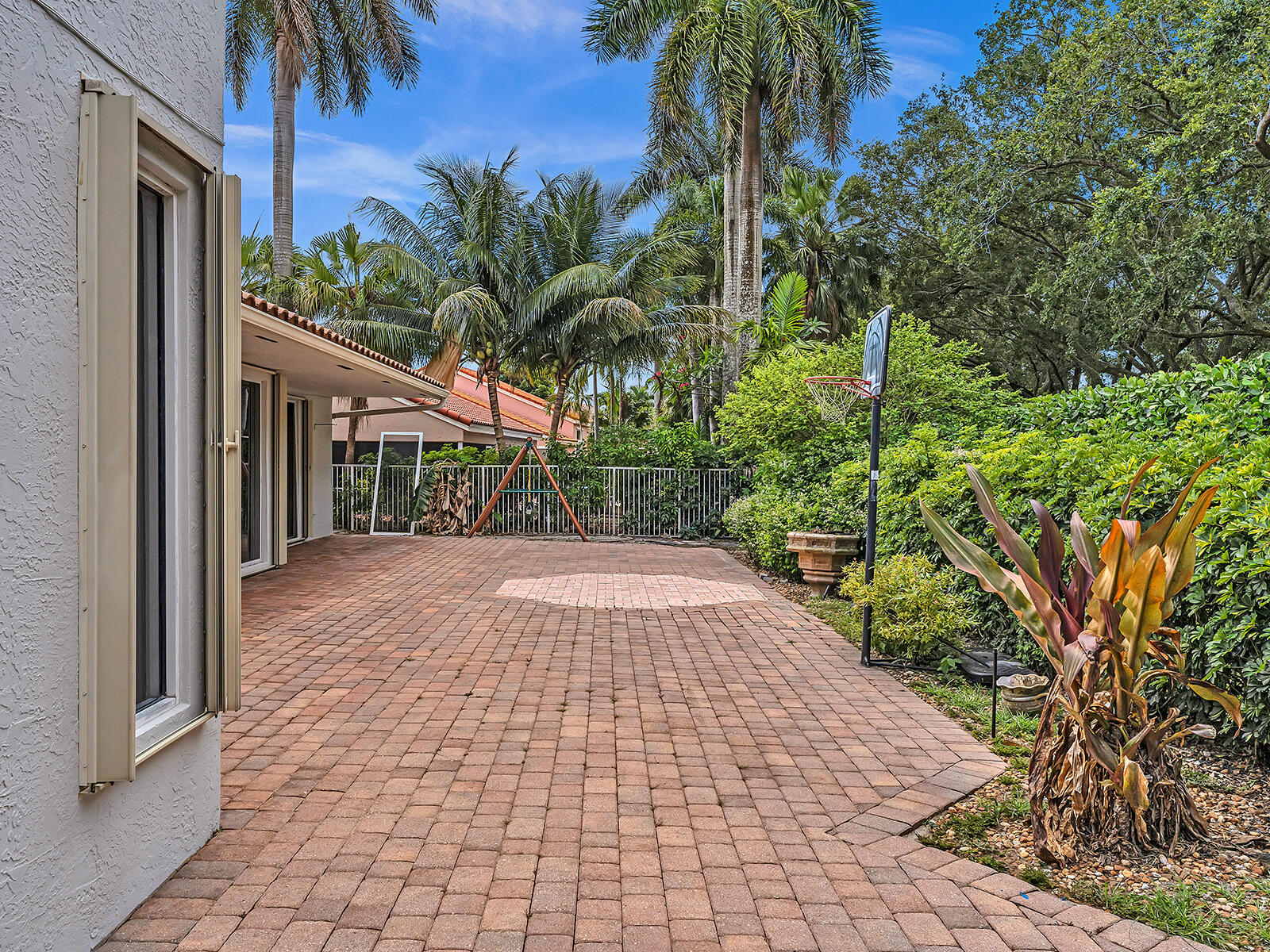 EMBASSY LAKES - Residential Lease