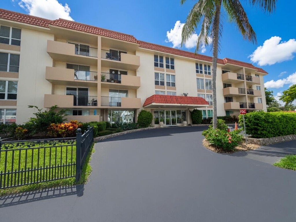 Photo of 1000 SPANISH RIVER Road #4P, Boca Raton, FL 33432 (MLS # B26079981)