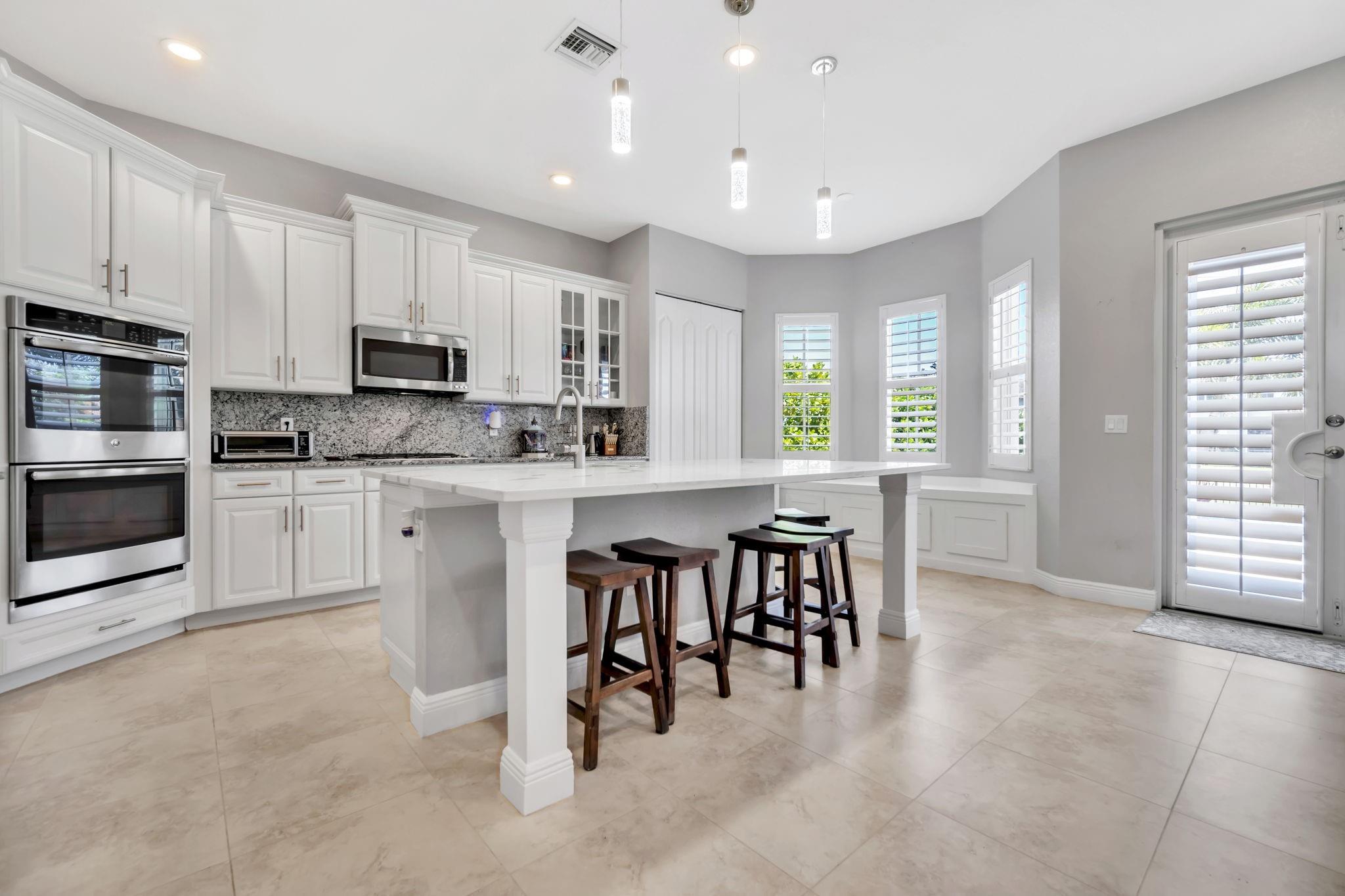 8600 Lakeside Bnd