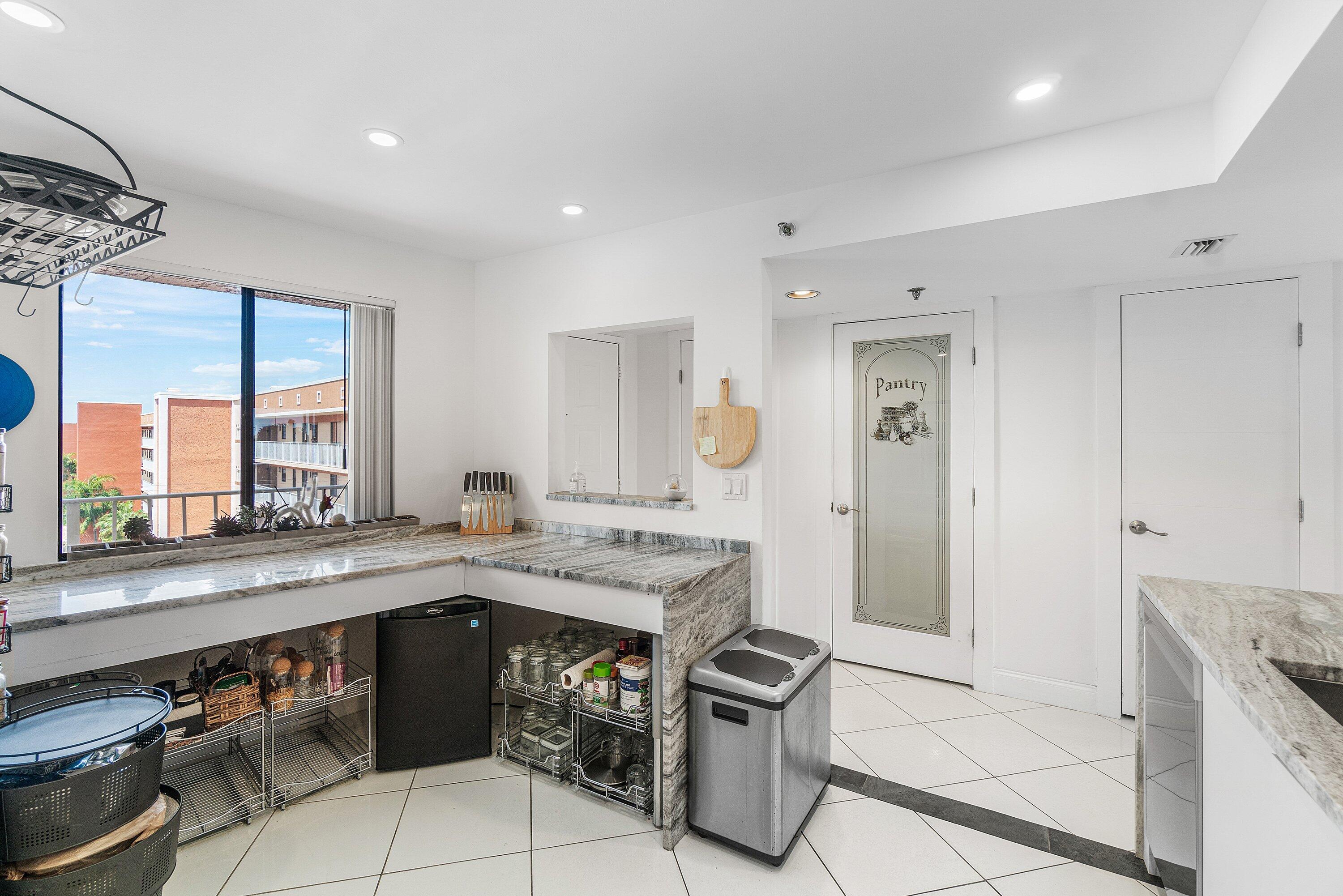 HUNTINGTON TOWERS CONDO - Residential