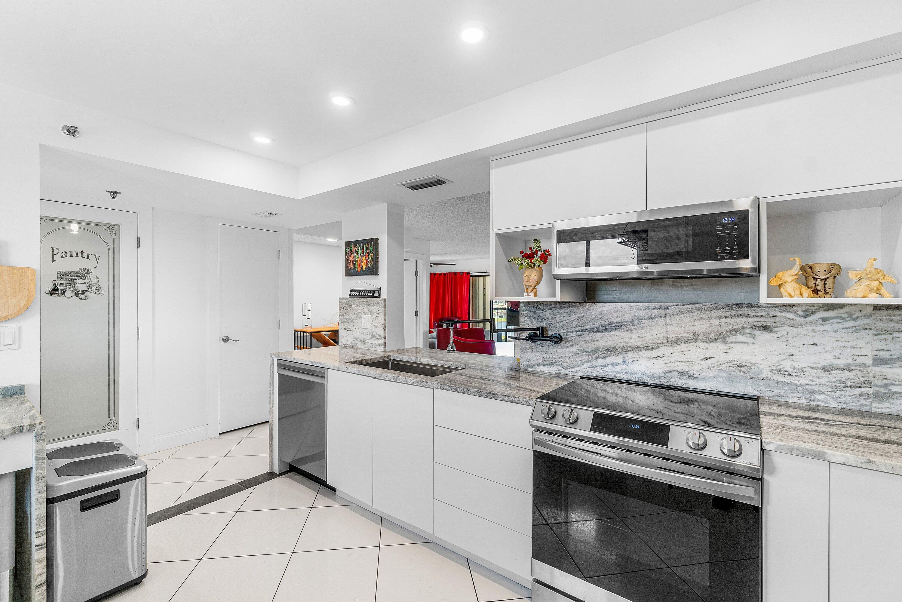 HUNTINGTON TOWERS CONDO - Residential