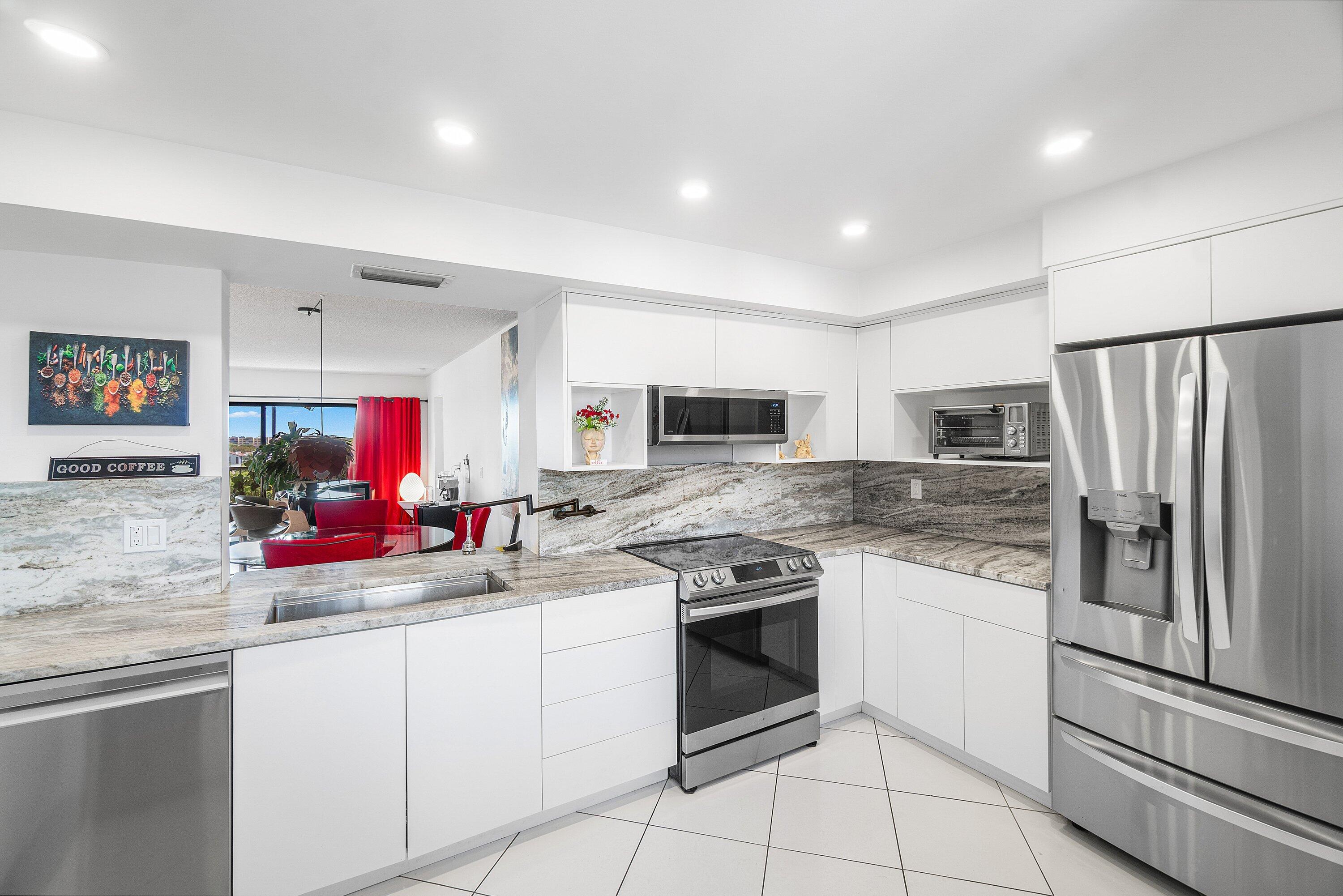 HUNTINGTON TOWERS CONDO - Residential