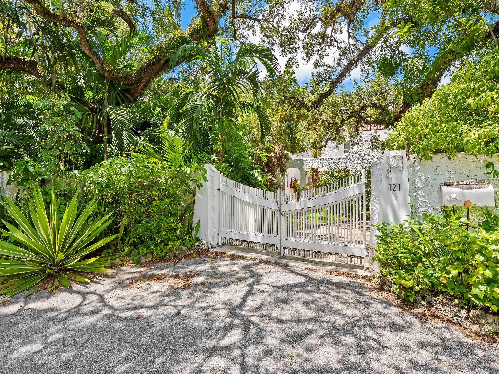 121 Rose Dr
