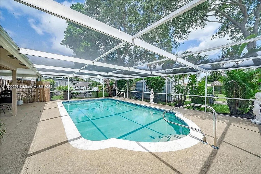 Photo of 4205 MCKINLEY Street, Hollywood, FL 33021 (MLS # B26074950)