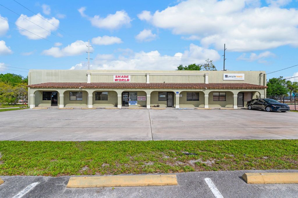 Photo of 515 S 3rd Street, Fort Pierce, FL 34950 (MLS # B26010083)