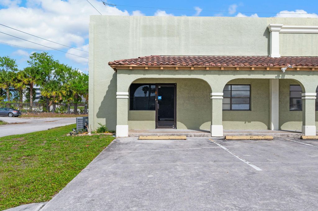 Photo of 515 S 3rd Street, Fort Pierce, FL 34950 (MLS # B26010083)