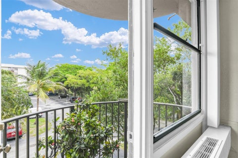 Tiny photo for 2701 Riverside Drive #305-b, Coral Springs, FL 33065 (MLS # F10529596)