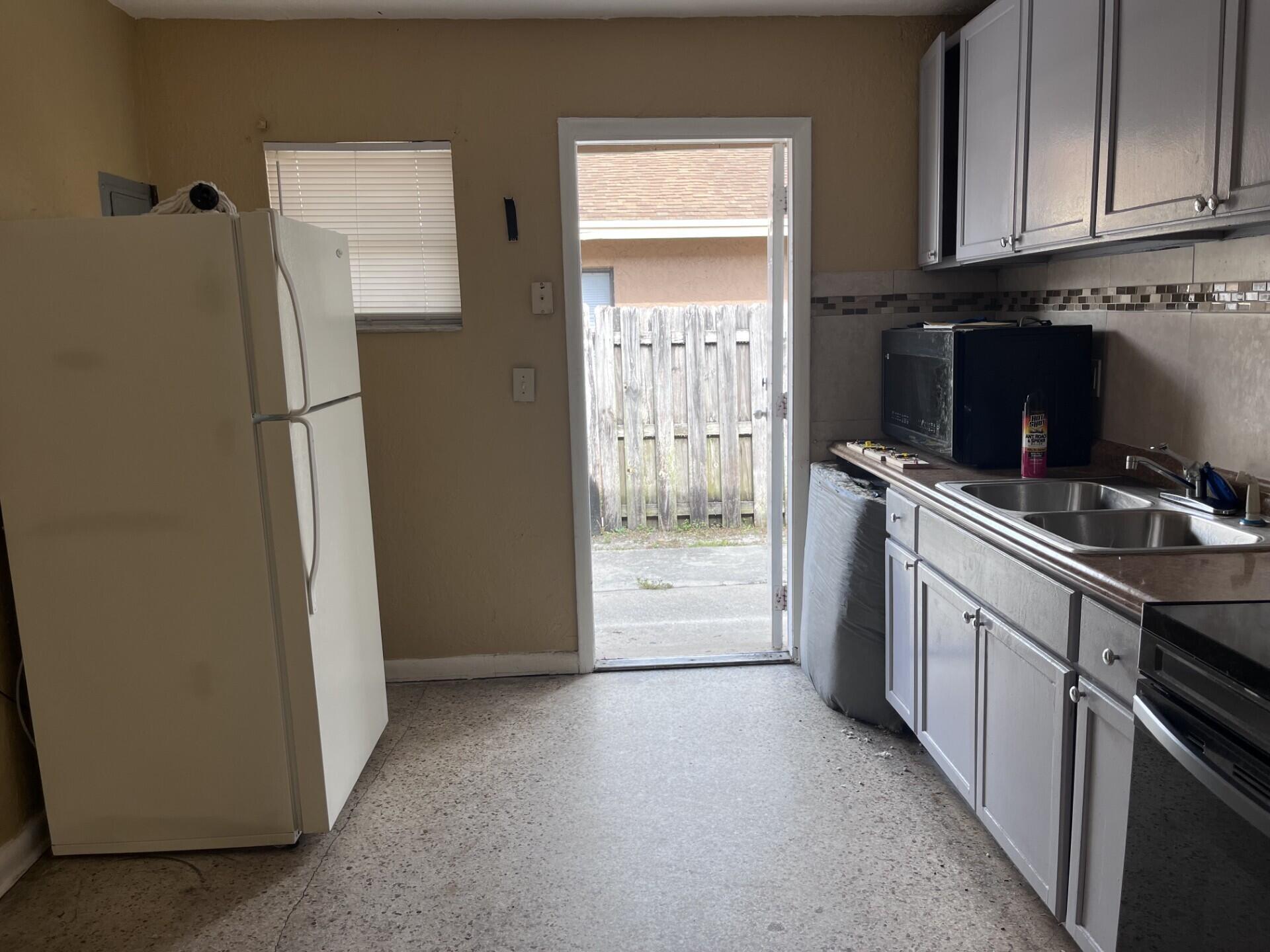 633 W 9th Street B
