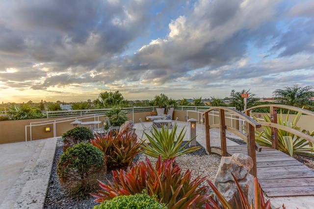 SLADE CONDO - Residential