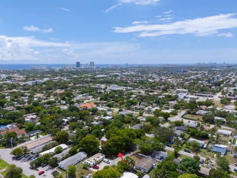 Tiny photo for 226 NE 13th Avenue, Pompano Beach, FL 33060 (MLS # B26071922)