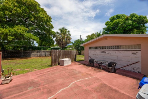 Tiny photo for 226 NE 13th Avenue, Pompano Beach, FL 33060 (MLS # B26071922)